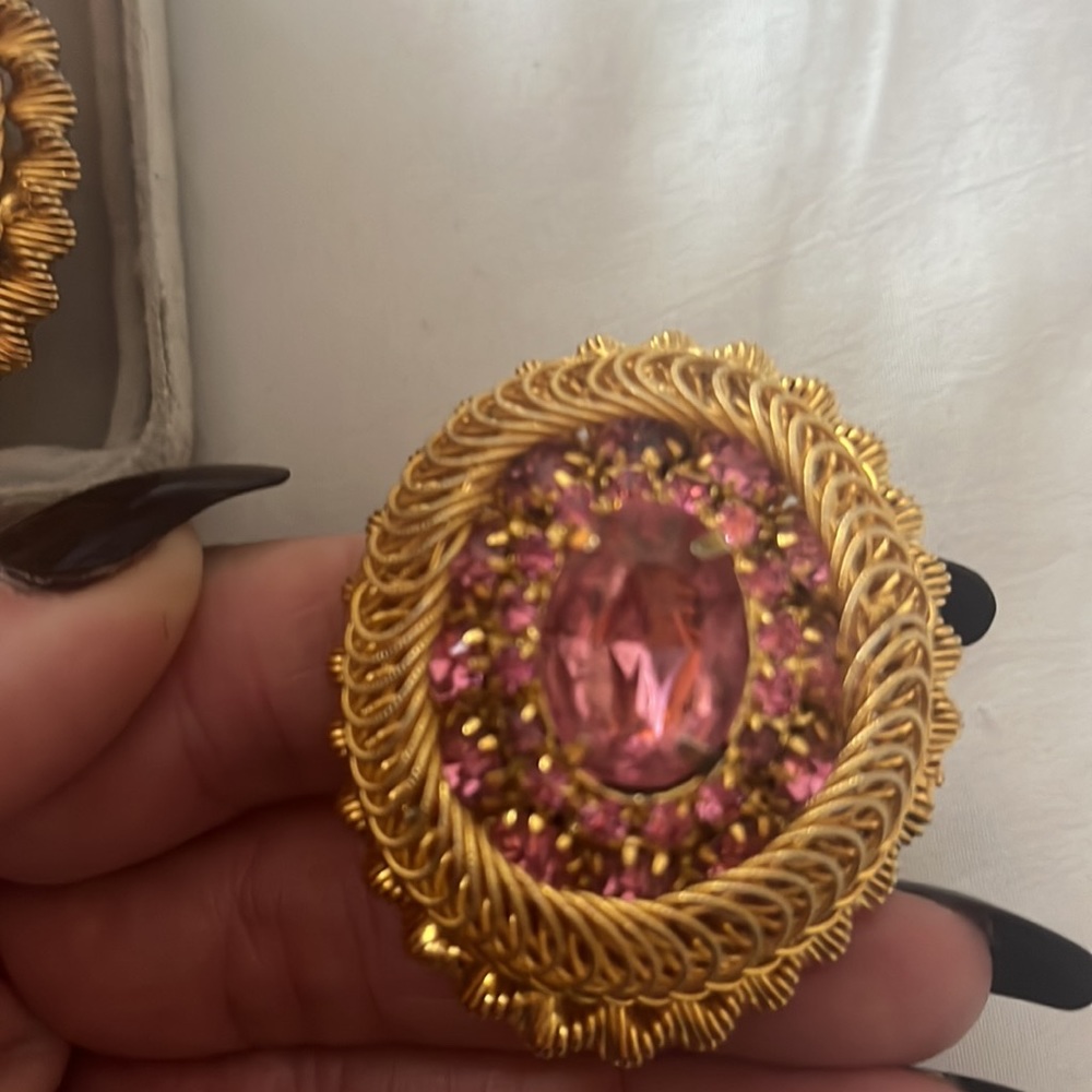 Vintage Large Pink Crystal & pink rhinestones in Goldtone swirled Cuff links - Picture 3 of 5
